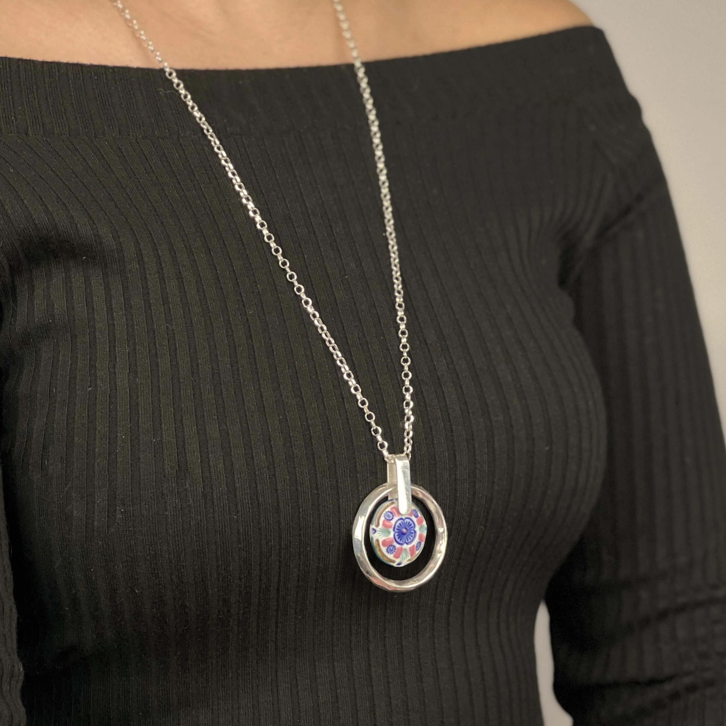 Rosalía B Pendant with chain - Image 2